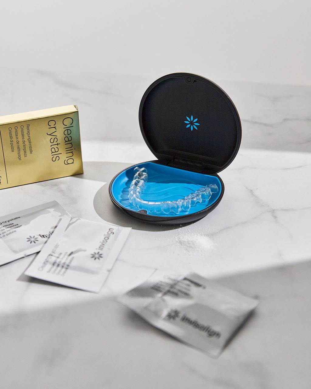 Invisalign sredstvo za čišćenje folija (cleaning crystals) uz etui. Fotografija: Align Technology.